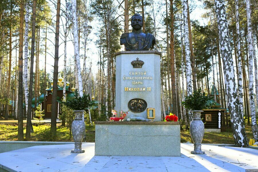 Памятник Николаю II в Ганиной Яме
